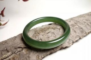 媲美翡翠!2019,最有潜力的和田玉手镯料是它!